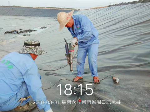 سعر المصنع للأغشية الأرضية HDPE المقواة